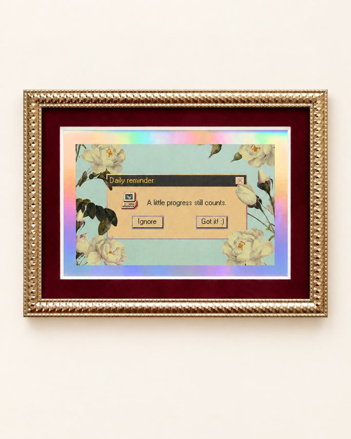 Karta w ramce: komputerowe okienko w stylu retro z napisem „A little progress still counts” wśród kremowych róż