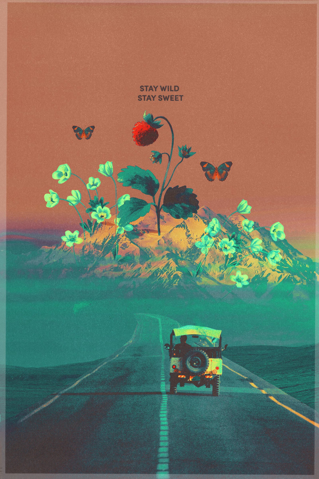 Krzaczek truskawek i bladozielone kwiaty na górze nad terenowym autem na drodze