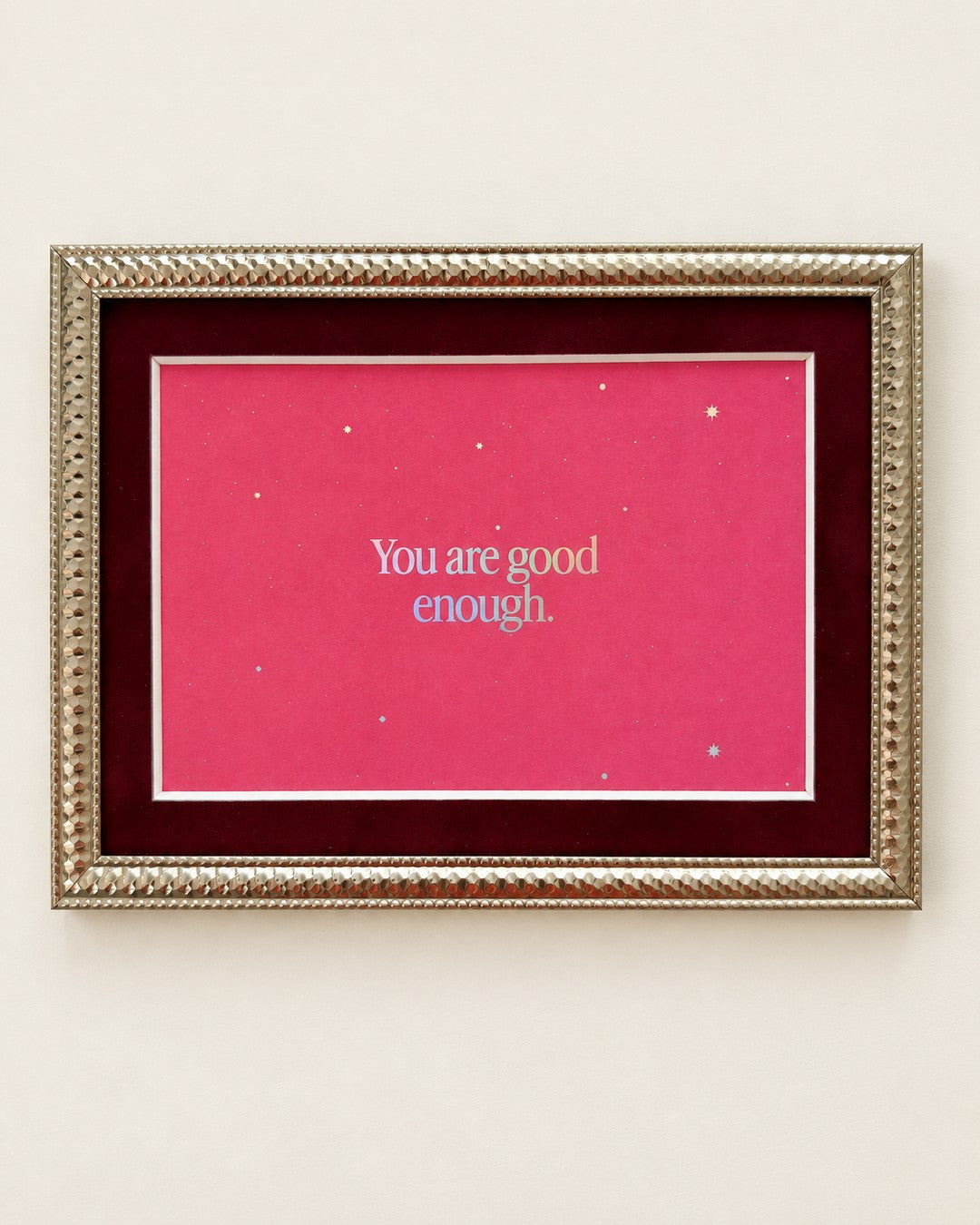 Karta w ramce z opalizującym napisem „You are good enough” na malinowym gwiaździstym tle