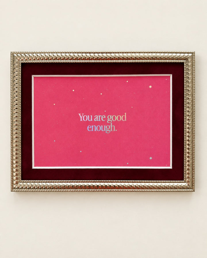 Karta w ramce z opalizującym napisem „You are good enough” na malinowym gwiaździstym tle
