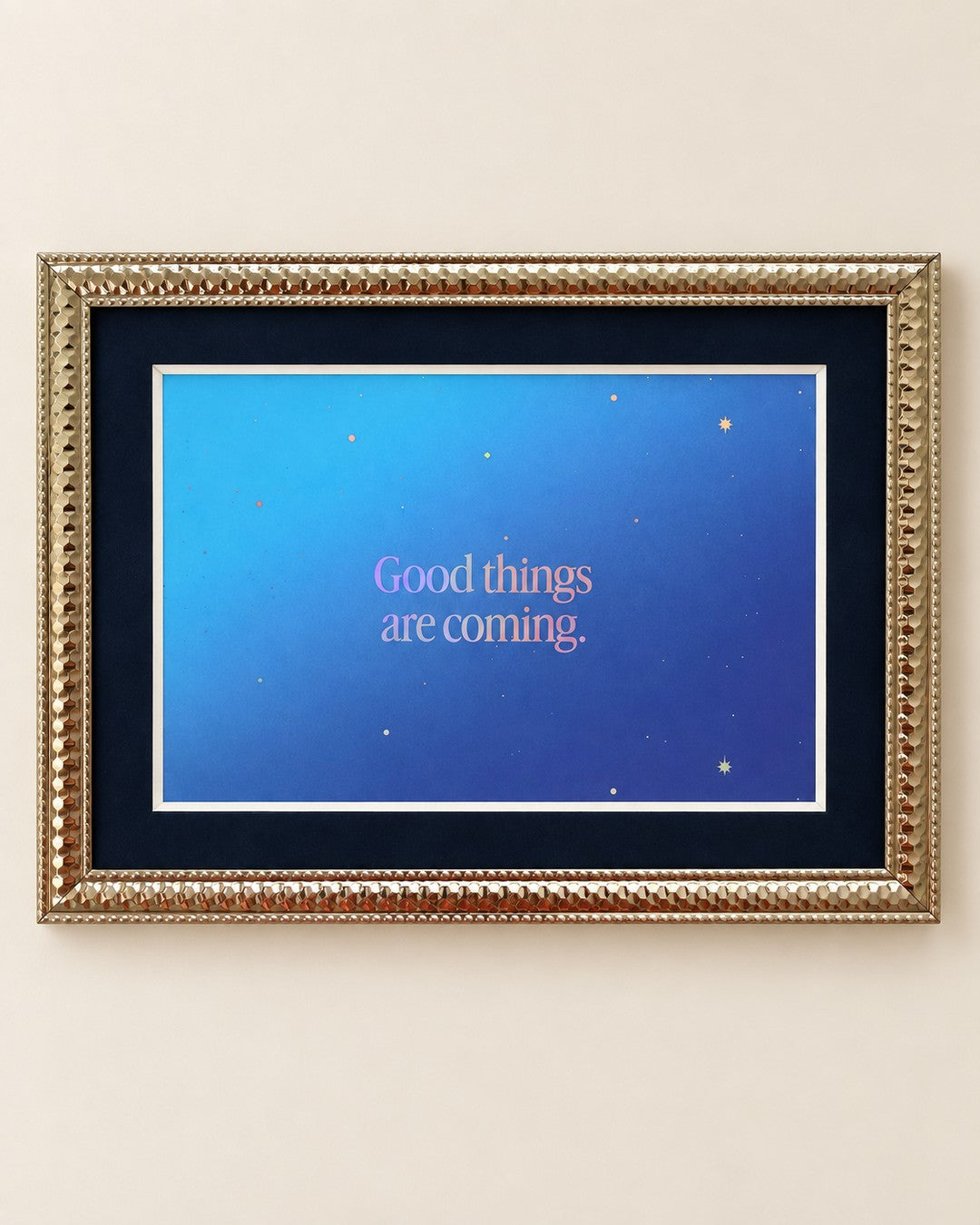 Karta w ramce z opalizującym napisem „Good things are coming” na niebieskim gradiencie z drobnymi gwiazdami
