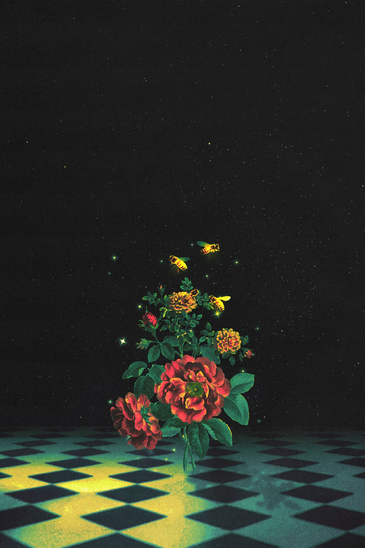 Świecące pszczoły wokół czerwonych róż i pomarańczowych kwiatów na podłodze w szachownicę, pod gwiazdami.