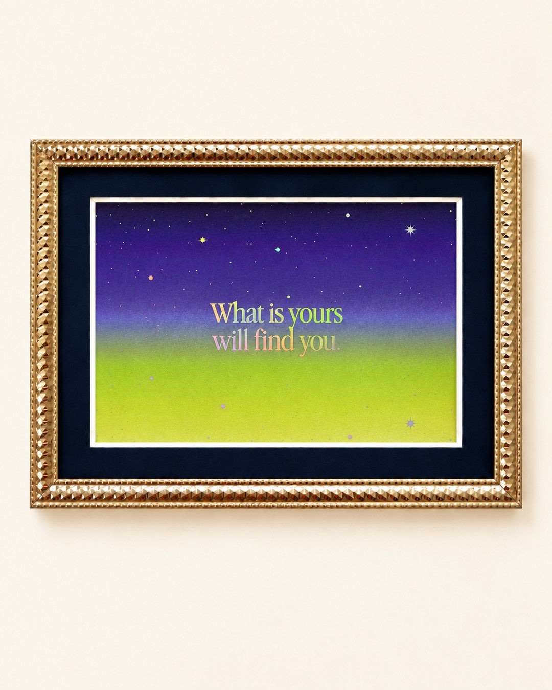 Opalizujący napis „What is yours will find you” na gwiaździstym gradiencie od indygo do limonkowej zieleni