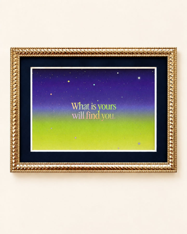 Opalizujący napis „What is yours will find you” na gwiaździstym gradiencie od indygo do limonkowej zieleni